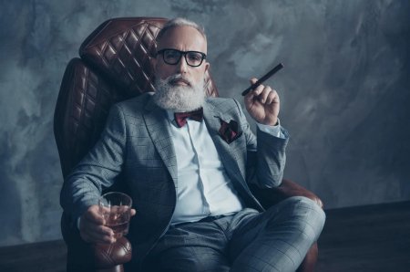 Мужчина в кресле