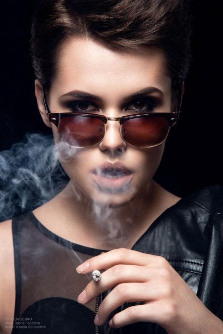 Девушка в очках с сигарой