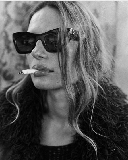 Девушка с сигаретой
