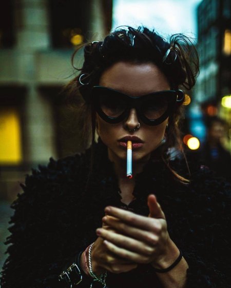 Девушка с сигаретой