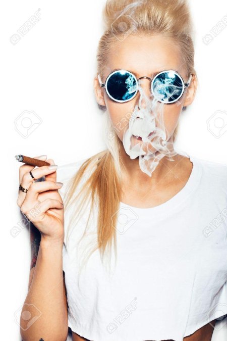 Девушка в очках курит