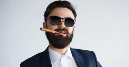 Мужчина с бородой и сигарой