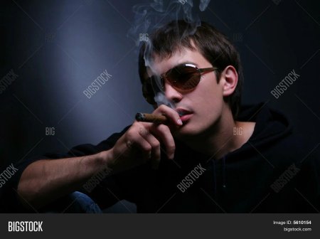 Парень в очках курит