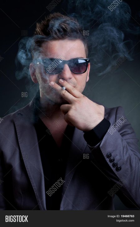Парень в очках сигарой
