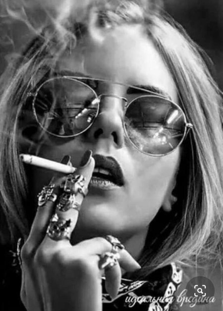 Девушка с сигаретой