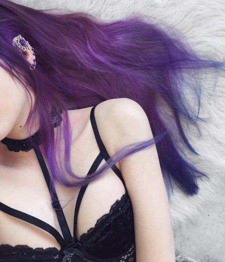 Ева Элфи с фиолетовыми волосами