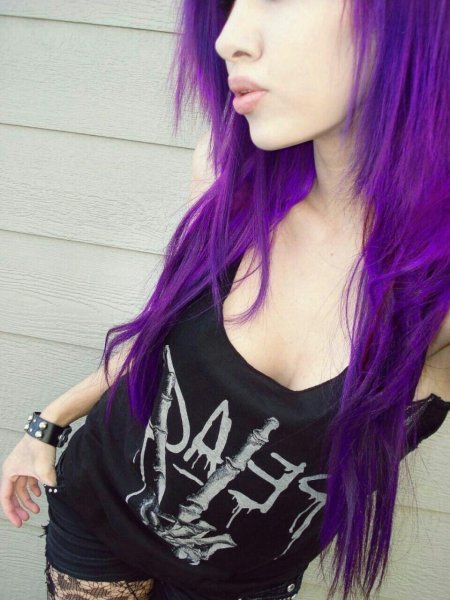 Девушка с фиолетовыми волосами