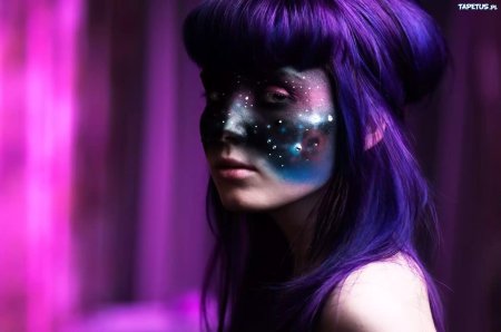 Девушка с сиреневыми волосами