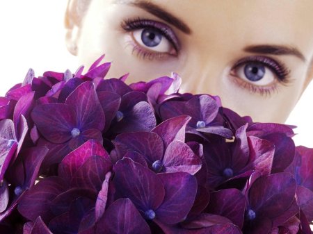 Женщина в фиолетовом