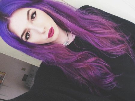 Оливия Обрайн с фиолетовыми волосами