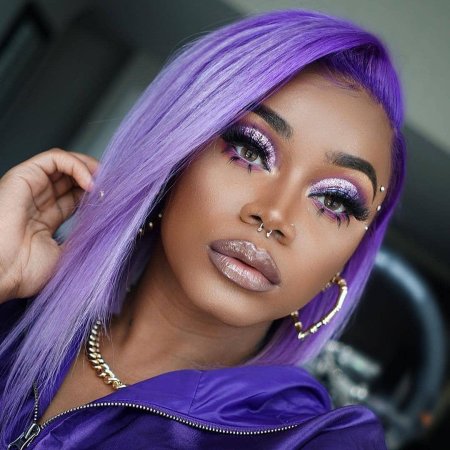 Девушка с сиреневыми волосами