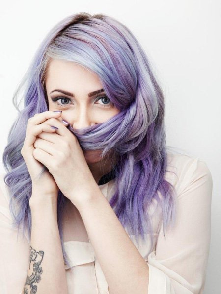 Николь Эллерс с фиолетовыми волосами