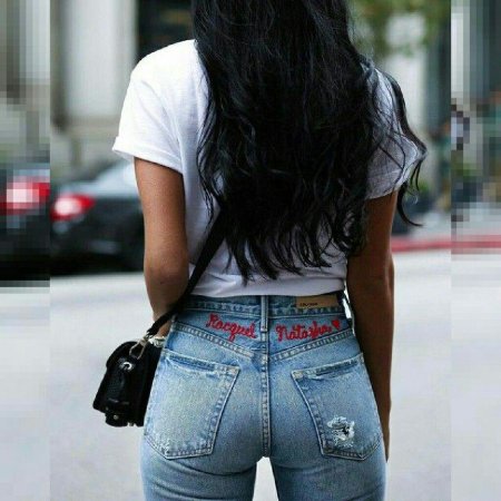 Брюнетка в джинсах со спины