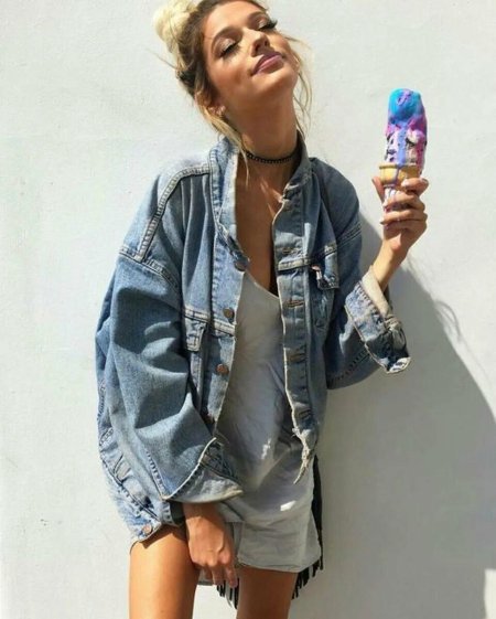 Джинсовая куртка оверсайз с платьем