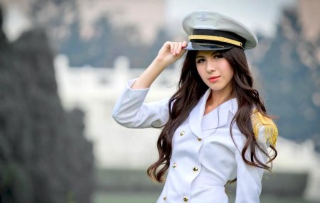 Девушки в морской форме