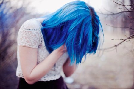 Кира Рауш с голубыми волосами