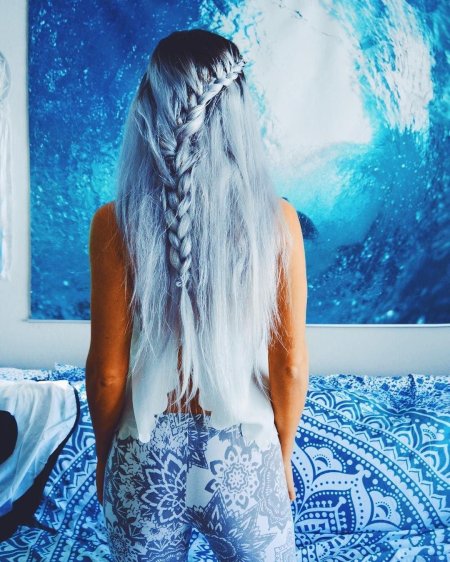 Девушка с синими волосами