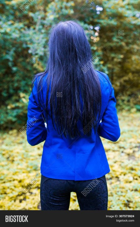 Брюнетка в синей куртке