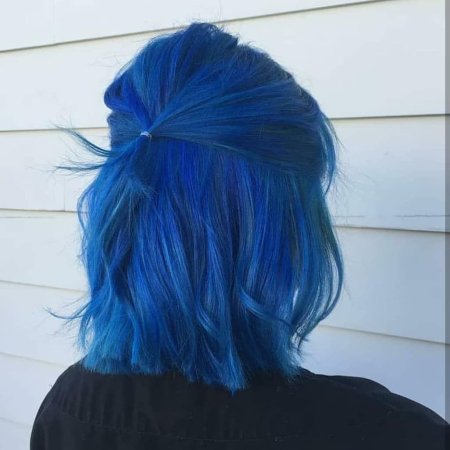 Кира Рауш с синими волосами