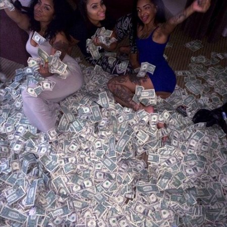 Подруги с деньгами