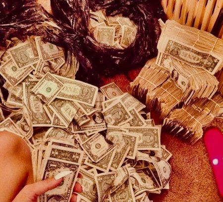 Девушка с деньгами