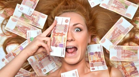 Девушка с рублями