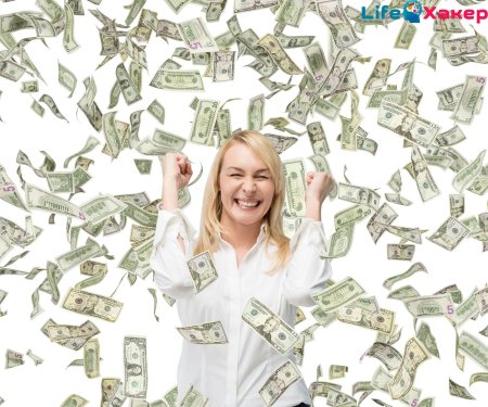 Женщина с кучей денег