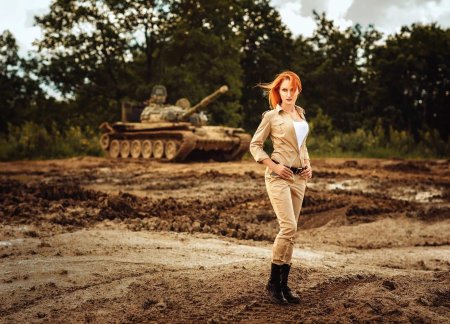 Девушка на танке