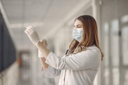 Девушка в медицинских перчатках