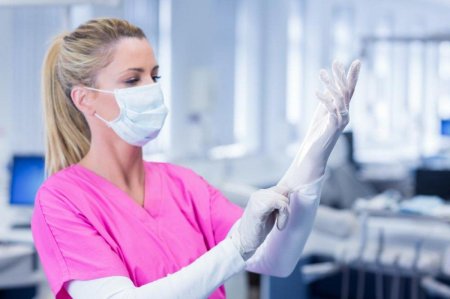 Женщины в медицинских перчатках