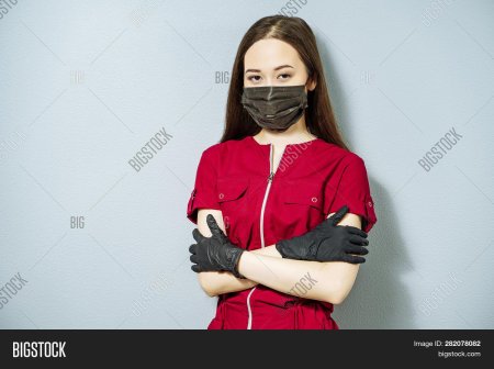 Девушка в маске медицинской