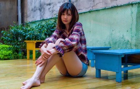 Азиатка сидит