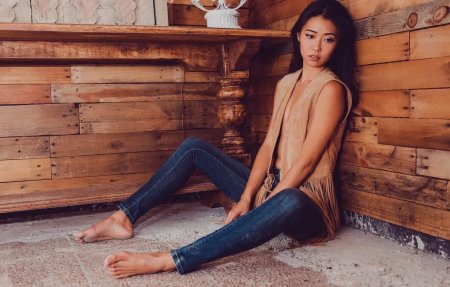 Босые девушки в джинсах