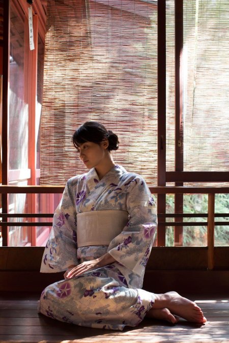 Японская девушка в кимоно