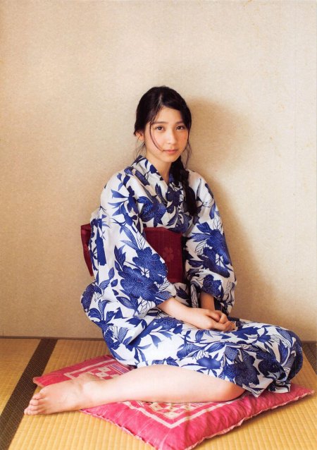 Японки в кимоно босиком