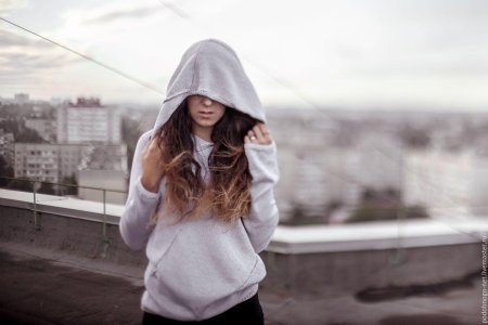 Девушка в балахоне с капюшоном