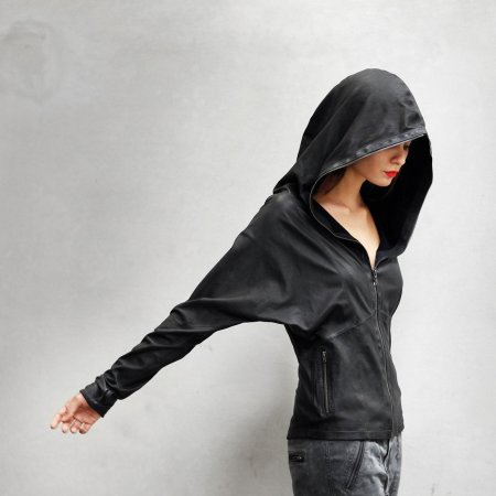 Кожаная куртка с капюшоном