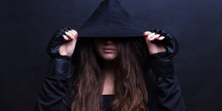 Девушка в капюшоне