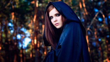 Женщина в плаще с капюшоном