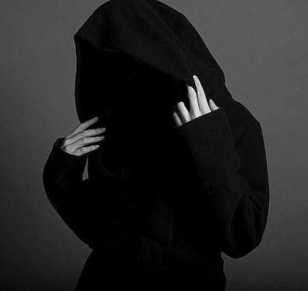 Женщина в черном капюшоне