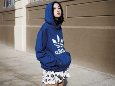 Девушка в толстовке