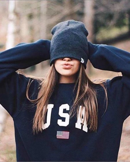 Девушка в толстовке