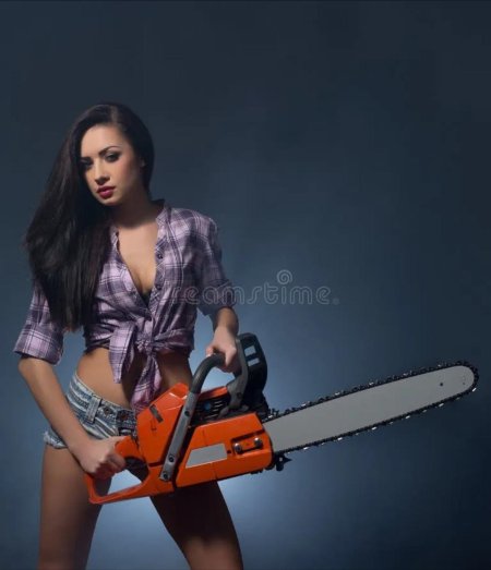 Девушка с бензопилой