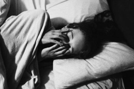 Плачущая девушка на кровати