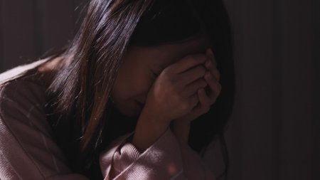 Девушка плачет