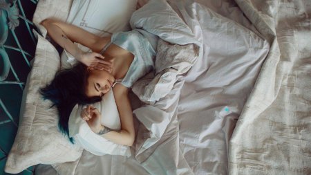 Фото девушки в постели