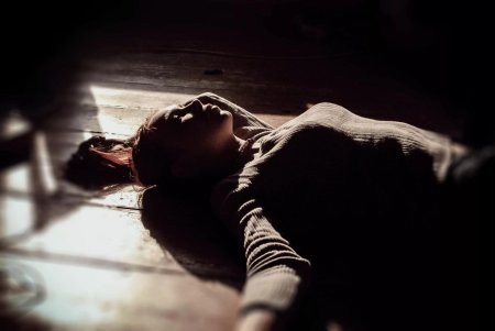 Девушка в полумраке