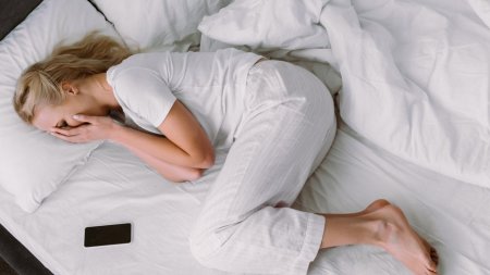 Плачет в кровати