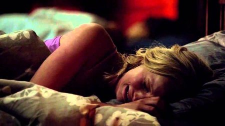 Кэролайн форбс спит