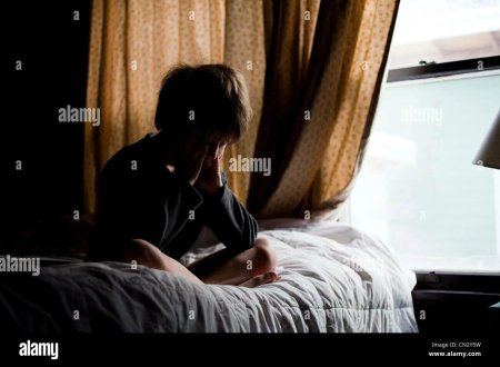 Мальчик сидит на кровати